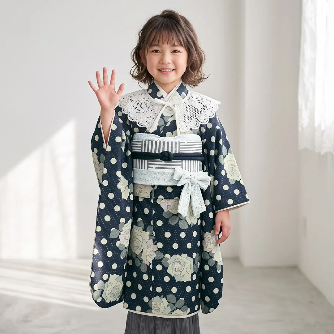 《シュセット》紺地に水玉と薔薇、レーススカート付きの着物／七五三・七歳女の子／着用イメージ