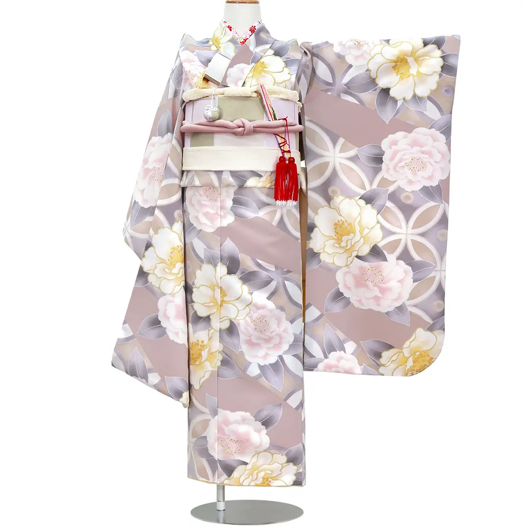 ピンクベージュ地にピンクと白椿の着物（アイボリー）／七五三・七歳