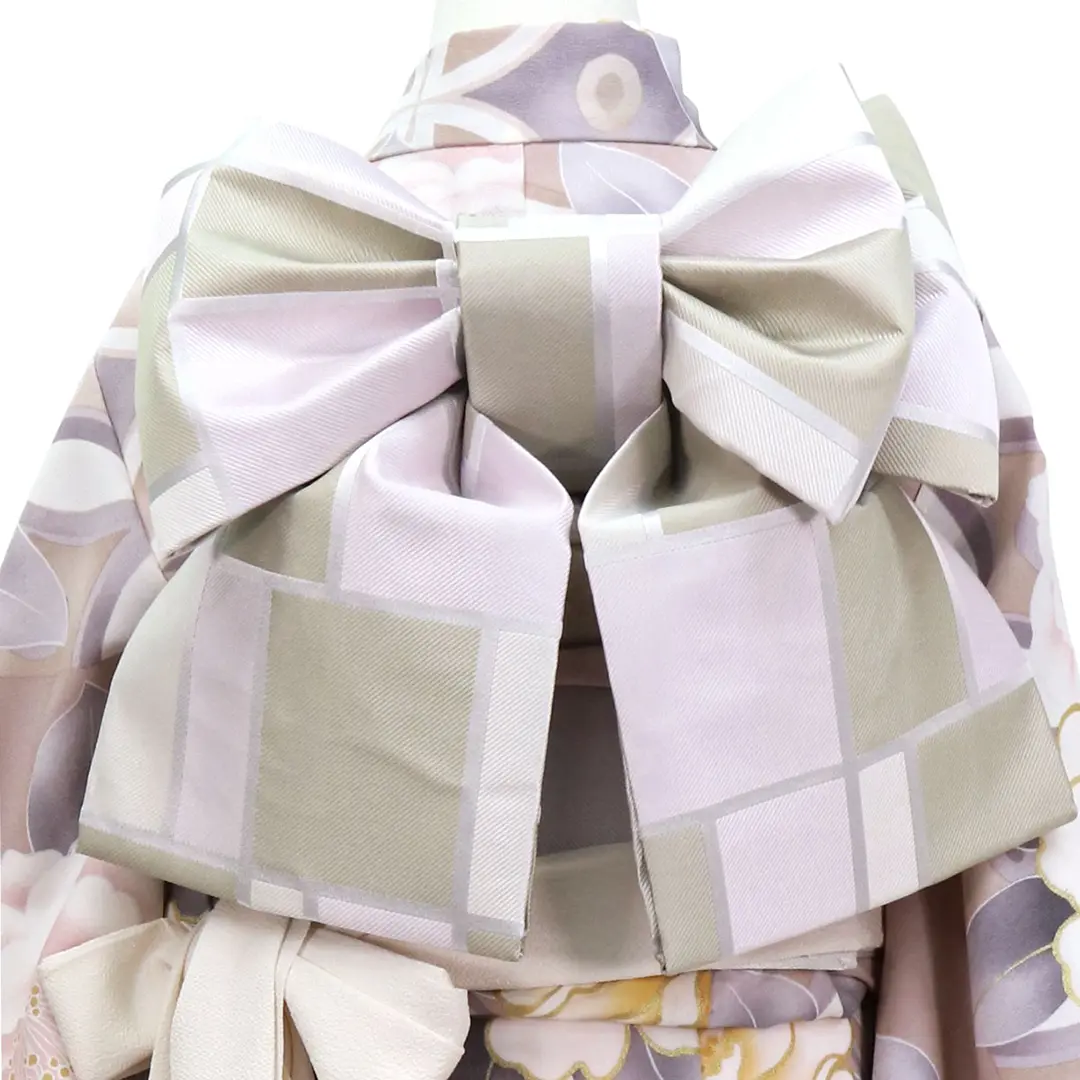 ピンクベージュ地にピンクと白椿の着物（アイボリー）／七五三