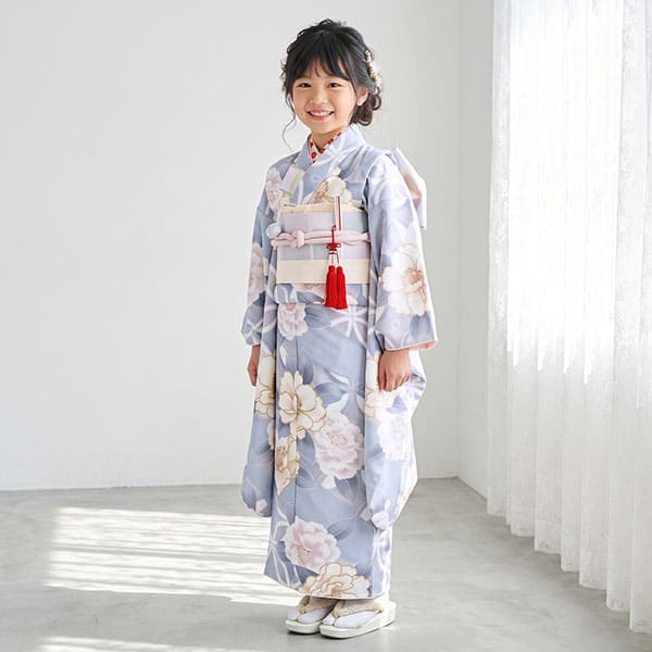水色地にピンクと白椿の着物（アイボリー）／七五三・七歳女の子