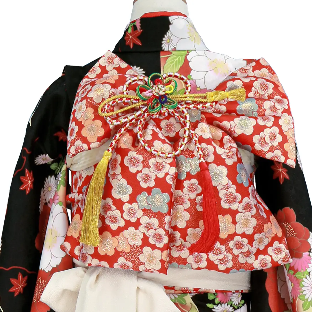 黒地に雪輪と桜の着物（赤帯にアイボリー）／七五三・七歳女の子／帯