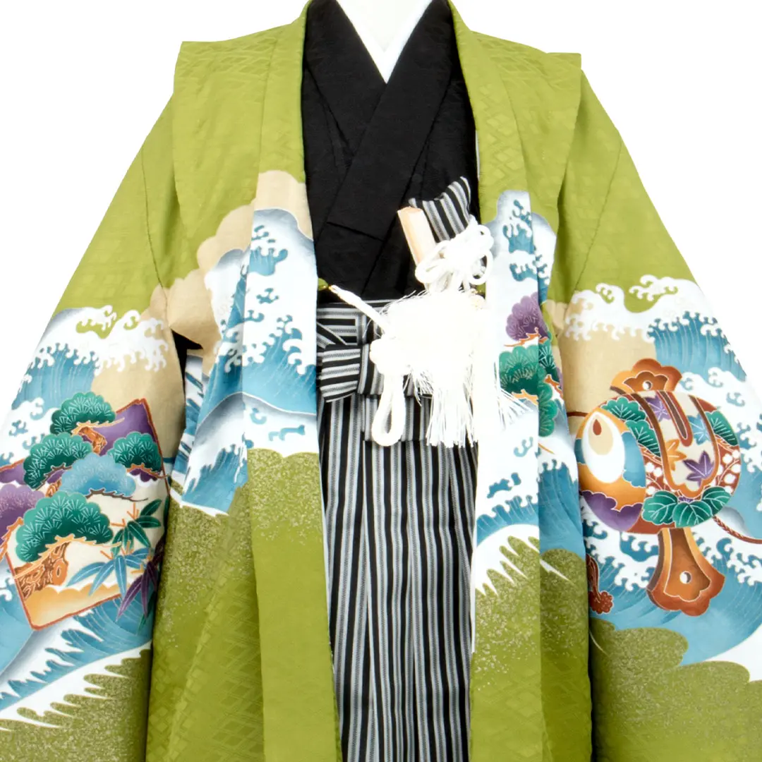 抹茶地に鷹と宝船、黒縞の袴／小さめサイズ／七五三・五歳男の子・袴／衿元詳細