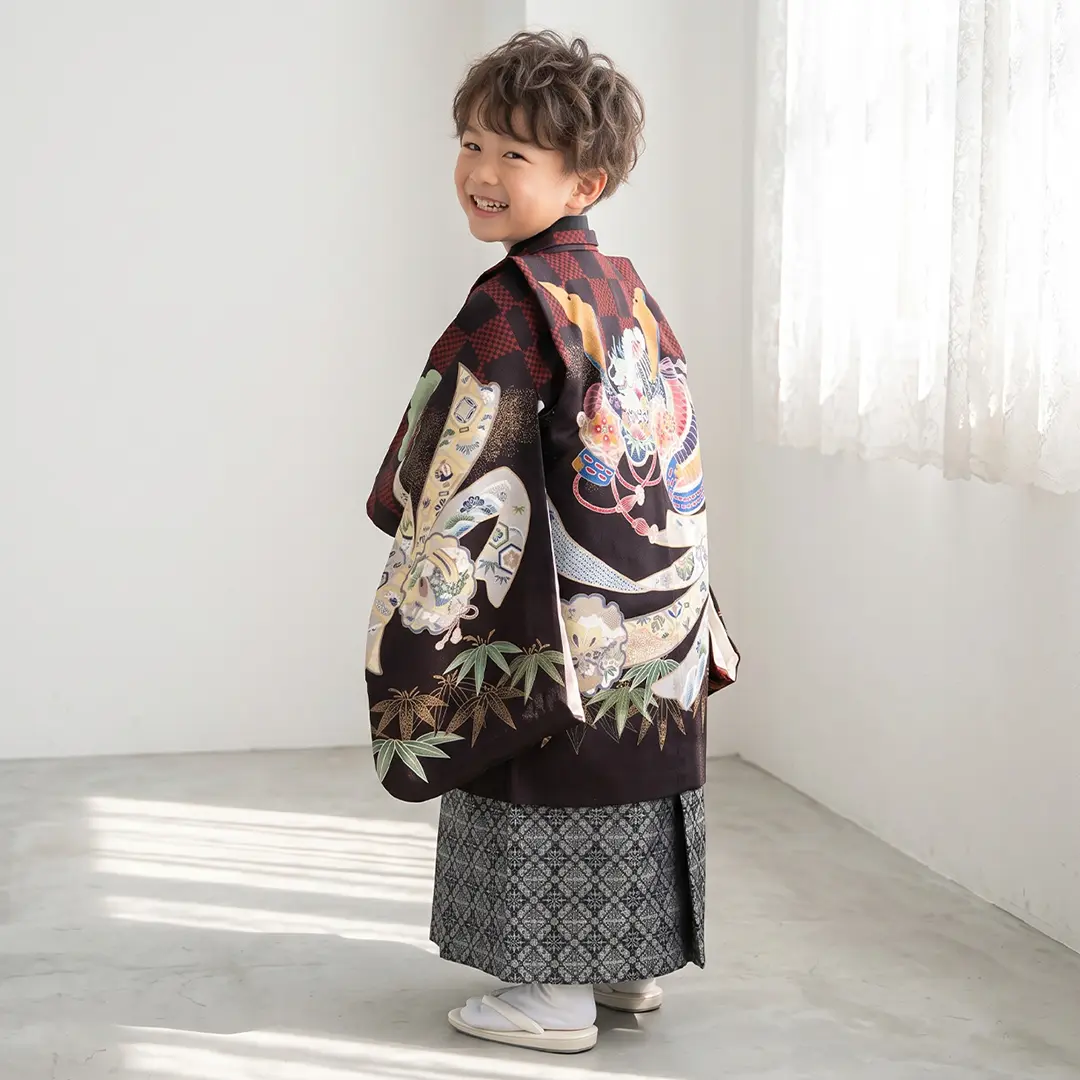 薄墨地に市松と兜／小さめサイズ／七五三・五歳男の子・袴／着用イメージ