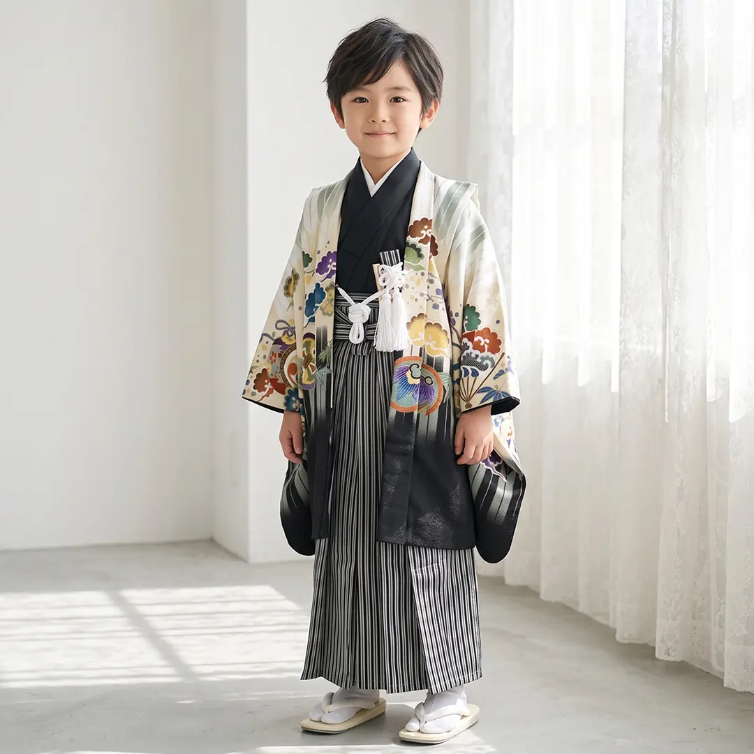 白地に矢絣と鷹、黒縞の袴／七五三・五歳男の子・袴／着用イメージ