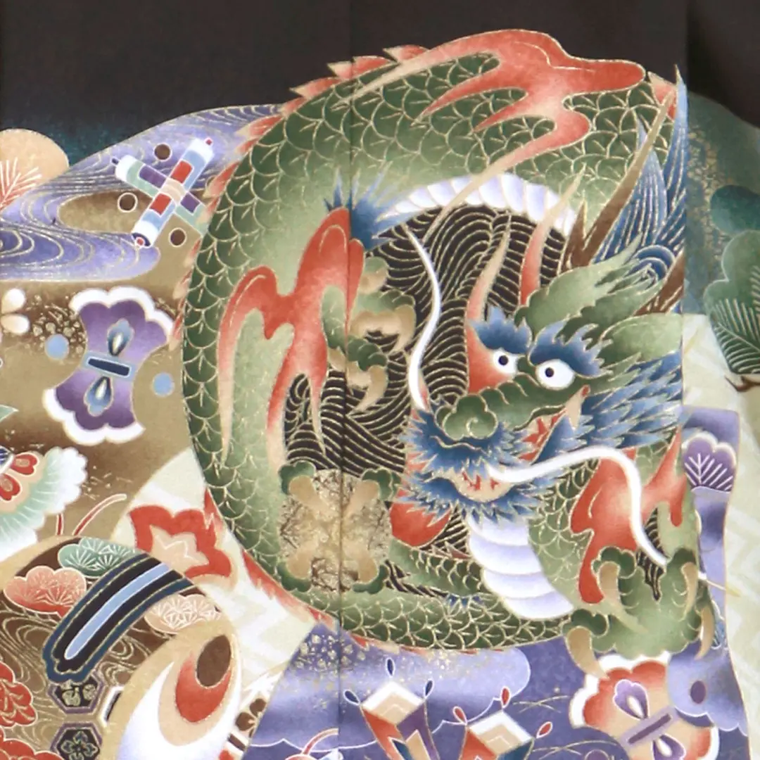 黒地に龍、紺縞の袴／七五三・五歳男の子・袴／背中の柄詳細