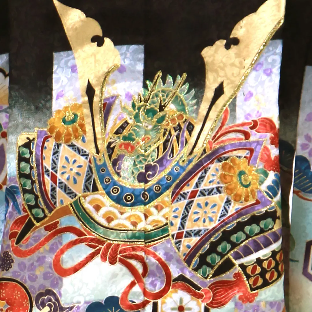 黒地に兜と扇面と小槌、金襴の袴／小さめサイズ／七五三・五歳男の子・袴／背中の柄詳細
