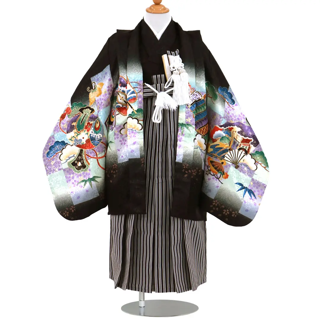 黒地に兜と扇面・小槌、黒縞の袴／小さめサイズ／七五三・五歳男の子・袴／正面