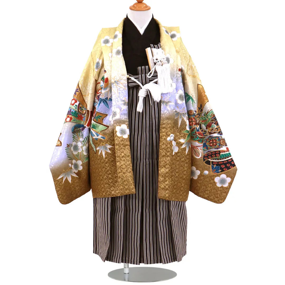 黄色地に兜と束ね熨斗、黒縞の袴／小さめサイズ／七五三・五歳男の子・袴／正面
