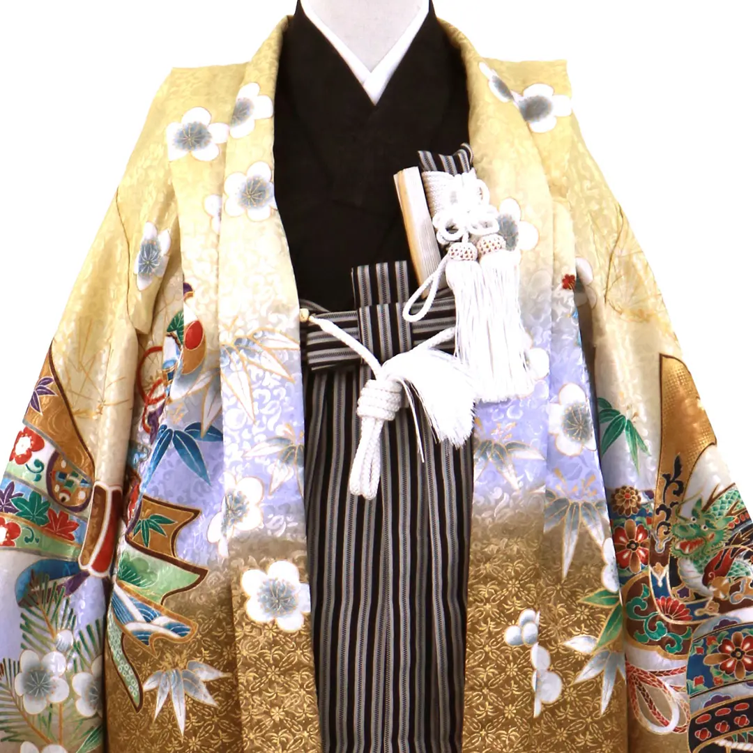 黄色地に兜と束ね熨斗、黒縞の袴／小さめサイズ／七五三・五歳男の子・袴／衿元詳細