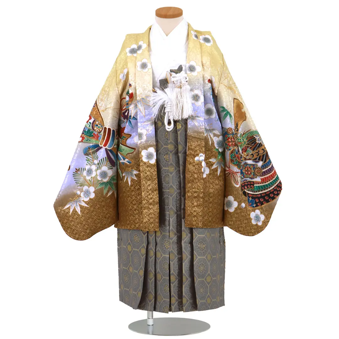 黄色地に兜と束ね熨斗、藍鼠の袴／小さめサイズ／七五三・五歳男の子・袴／正面