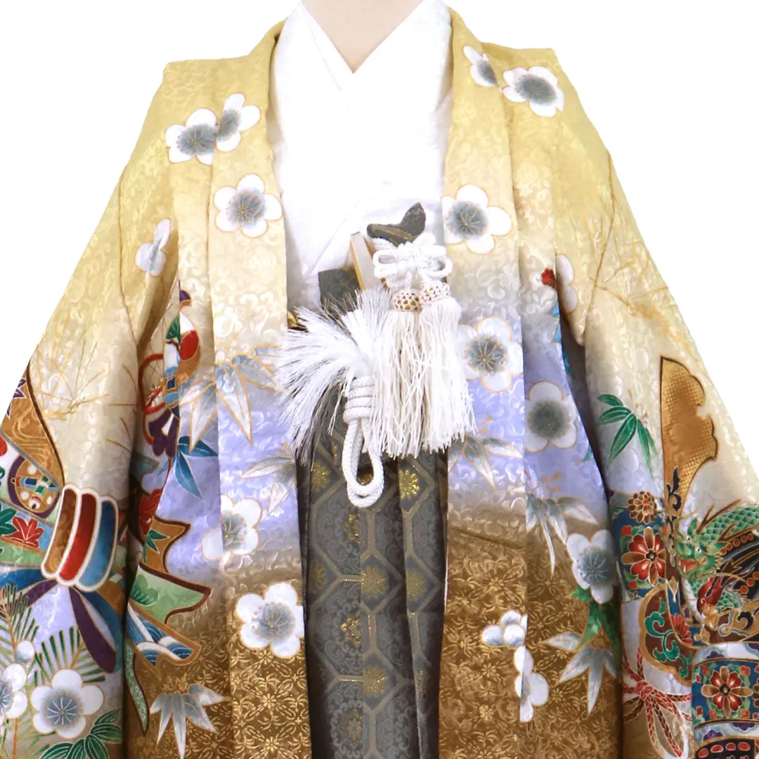 黄色地に兜と束ね熨斗、藍鼠の袴／小さめサイズ／七五三・五歳男の子・袴／衿元詳細