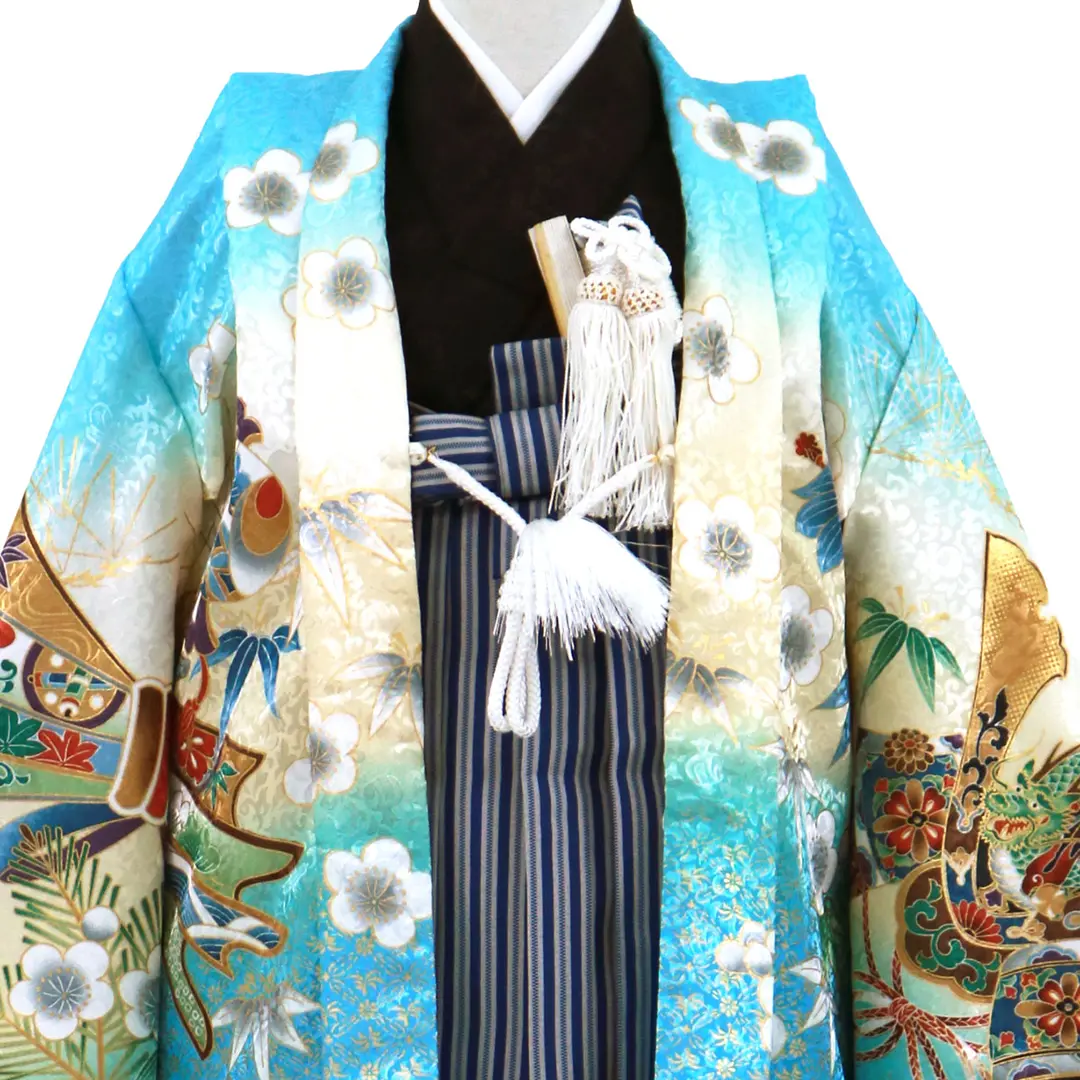 水色地に兜と束ね熨斗、紺縞の袴／小さめサイズ／七五三・五歳男の子・袴／衿元詳細