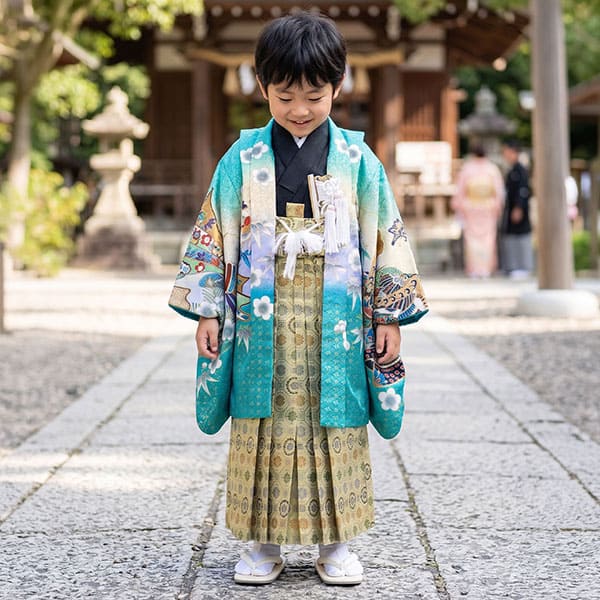 ミントグリーン地に兜と束ね熨斗、金襴の袴／小さめサイズ／七五三・五