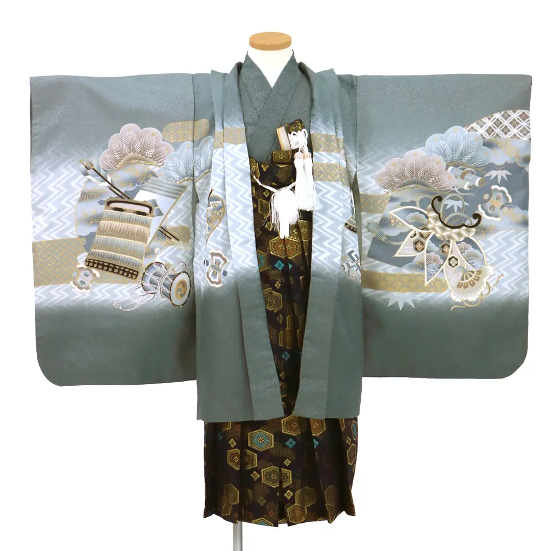 グレー地に龍と小槌、紺の亀甲紋袴／七五三・五歳男の子・袴 袖