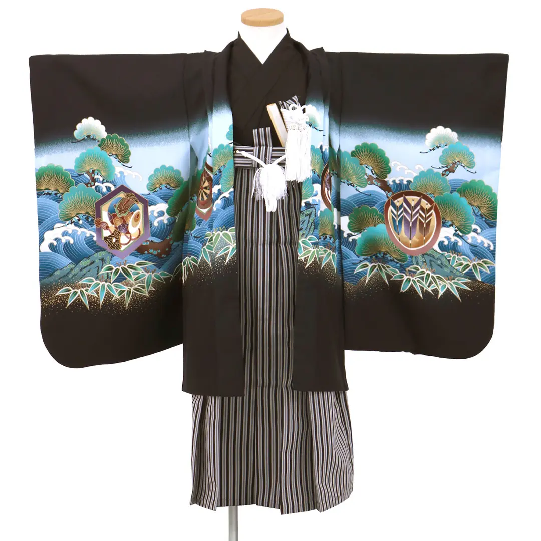 黒地に鷹と宝船に松、黒縞の袴／七五三・五歳男の子・袴／羽織の柄