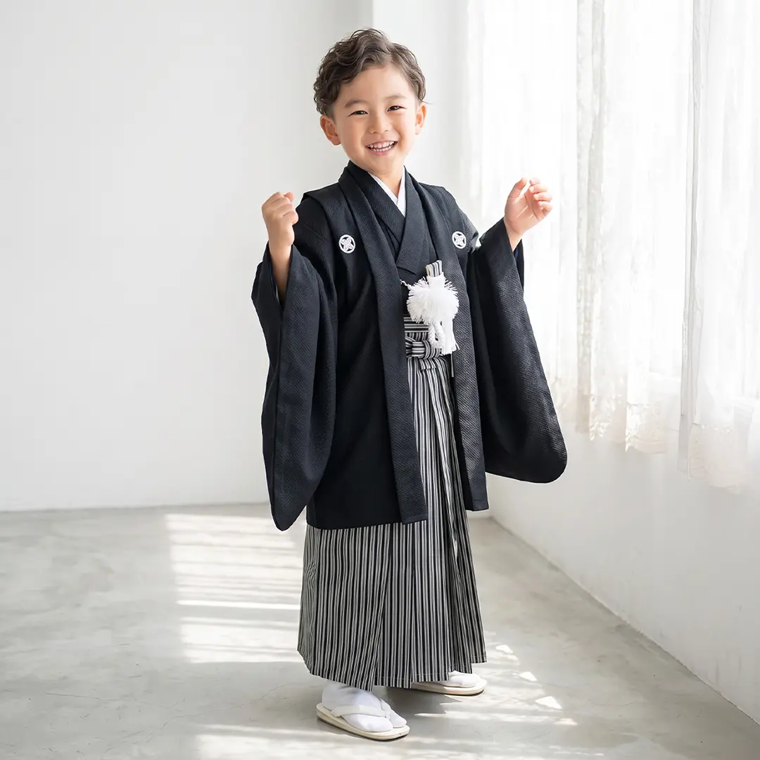 黒紋付、黒縞の袴／小さめサイズ／七五三・五歳男の子・袴 | 宅配着物