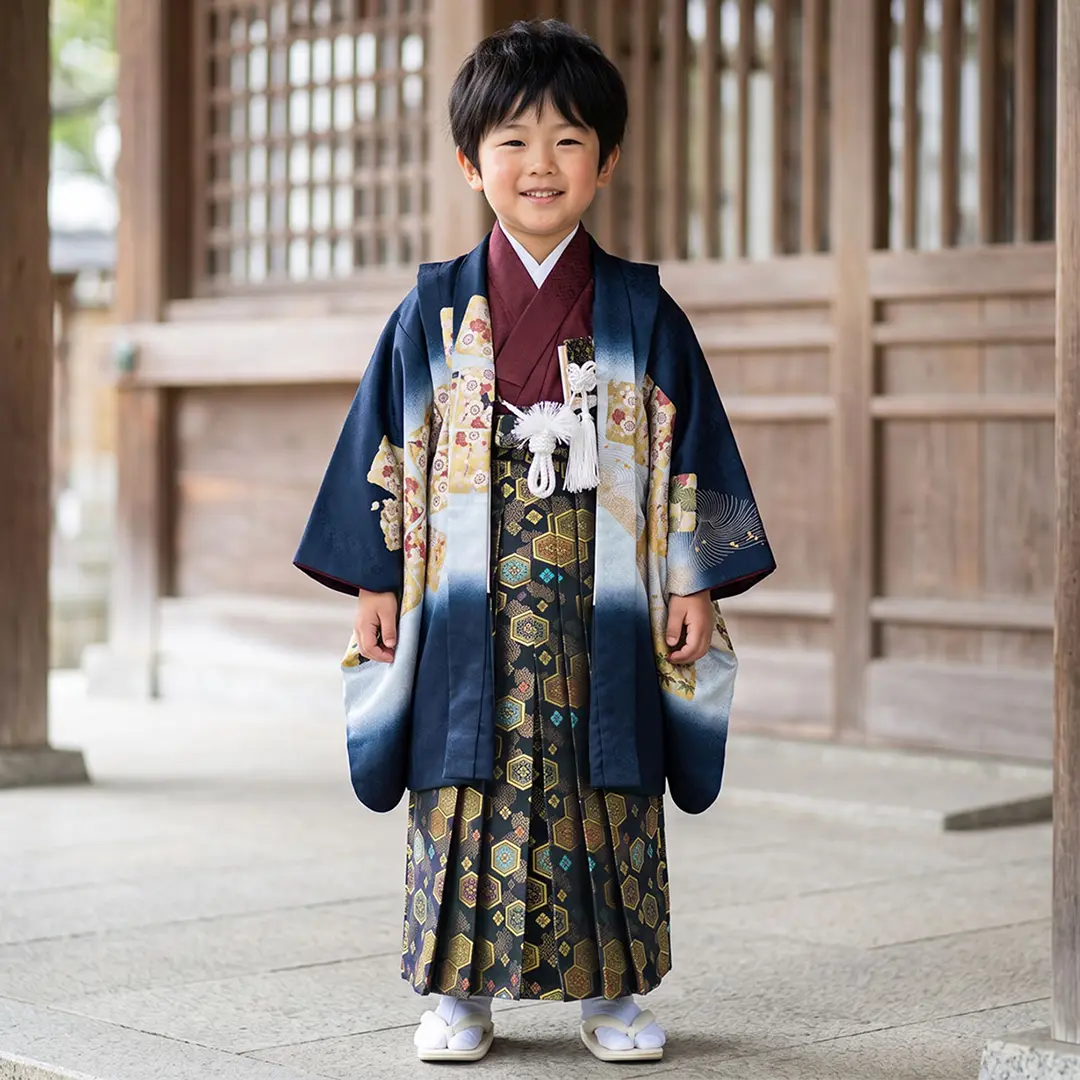 紺地に鷹と松竹梅、紺の亀甲紋袴／七五三・五歳男の子・袴／着用イメージ