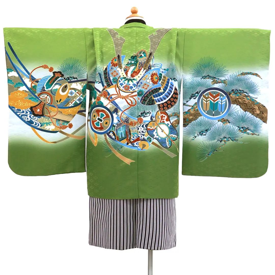 抹茶地に兜と巻物、黒縞の袴／七五三・五歳男の子・袴