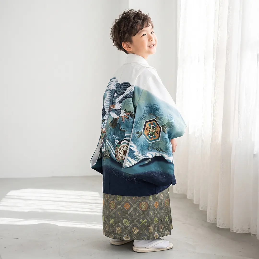 白地に鷹と波に松、深灰の袴／七五三・五歳男の子・袴／着用イメージ