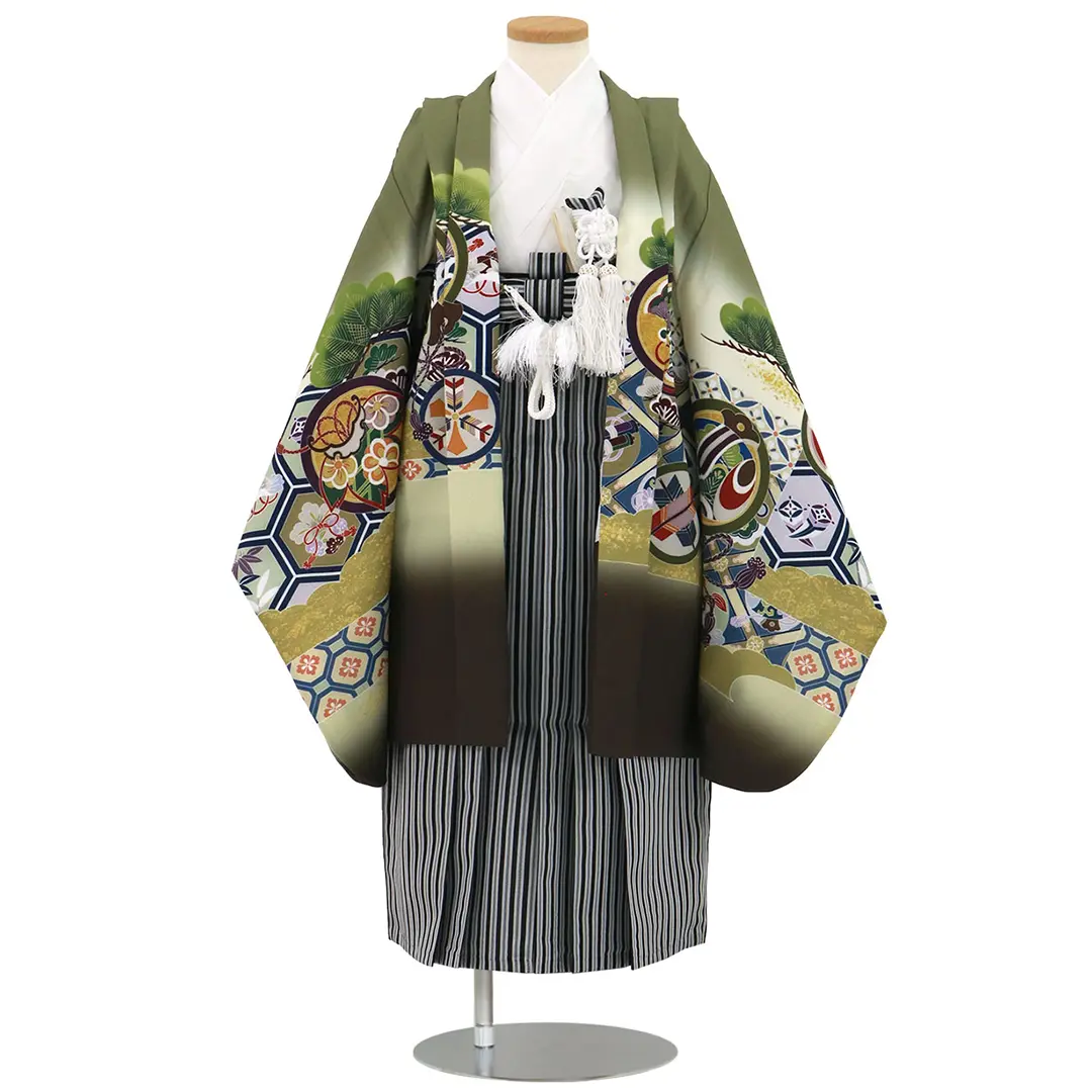 抹茶地に兜と吉祥文、黒縞の袴／七五三・五歳男の子・袴／正面