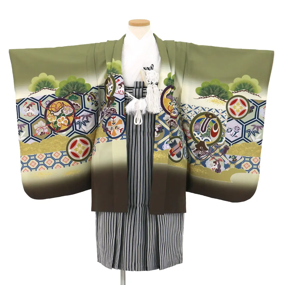 抹茶地に兜と吉祥文、黒縞の袴／七五三・五歳男の子・袴／羽織の柄