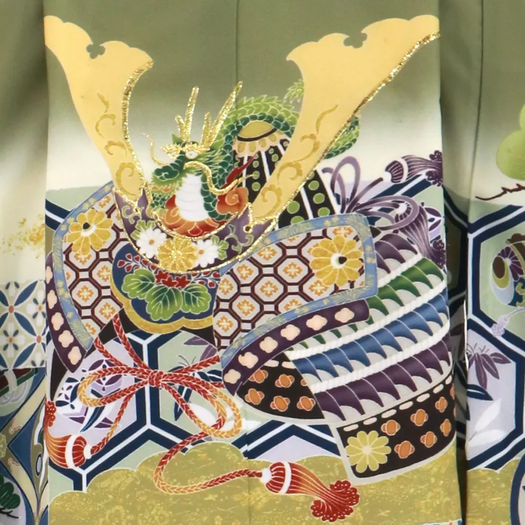 抹茶地に兜と吉祥文、黒縞の袴／七五三・五歳男の子・袴／背中の柄詳細