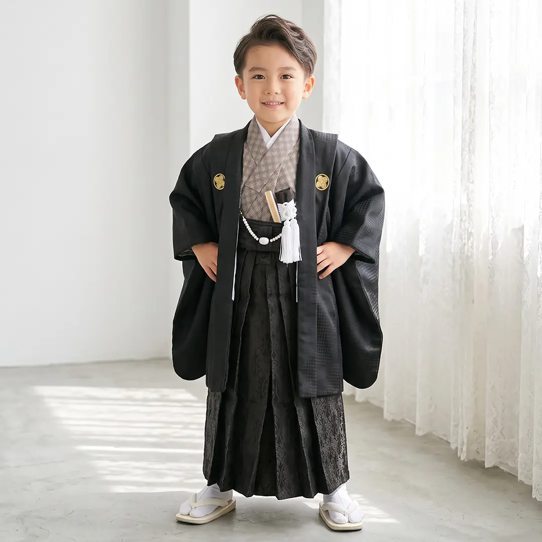 黒地に金の紋付、黒色の袴／七五三・五歳男の子・袴 | 宅配着物