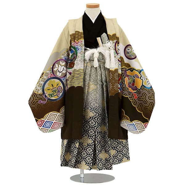 ベージュ地に兜と丸紋、グレーのグラデーションの袴／小さめサイズ