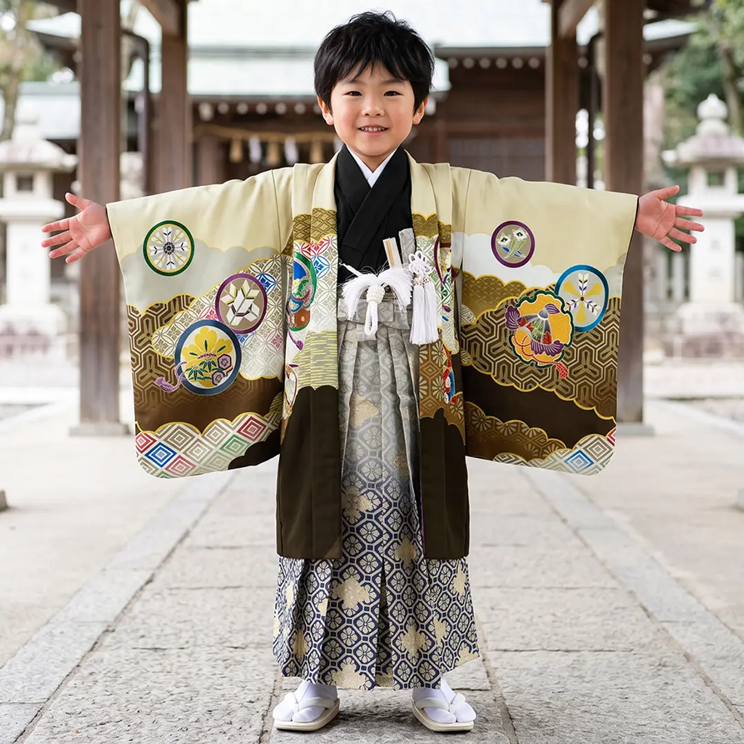 【美品】七五三　男児袴小物セット　グラデーションラメ使用 ベージュ地に兜と丸紋、グレーのグラデーションの袴／小さめサイズ