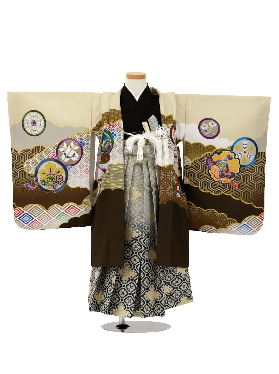 ベージュ地に兜と丸紋、グレーのグラデーションの袴／小さめサイズ