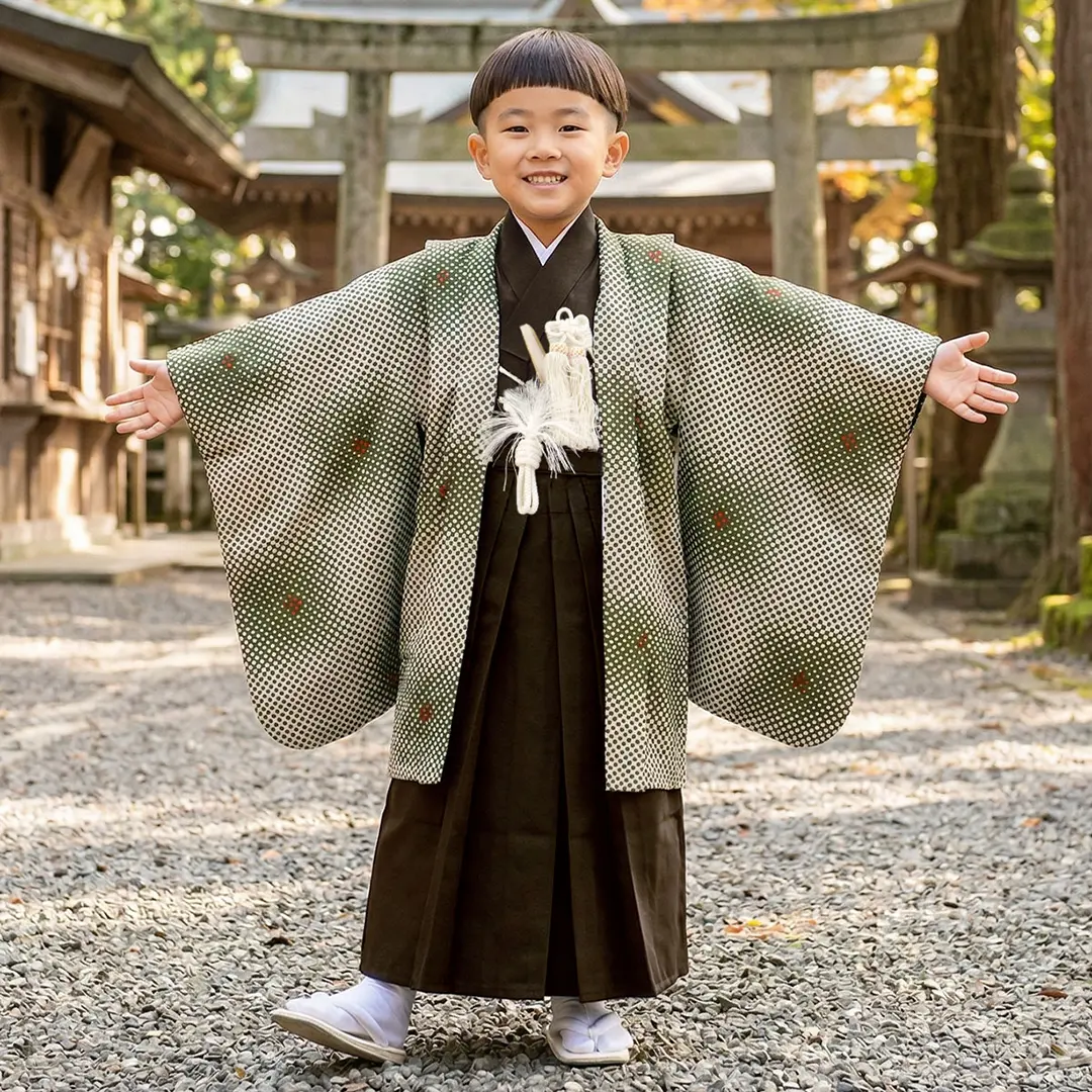 抹茶と白の市松模様、茶色の袴／小さめサイズ／七五三・五歳男の子・袴／着用イメージ