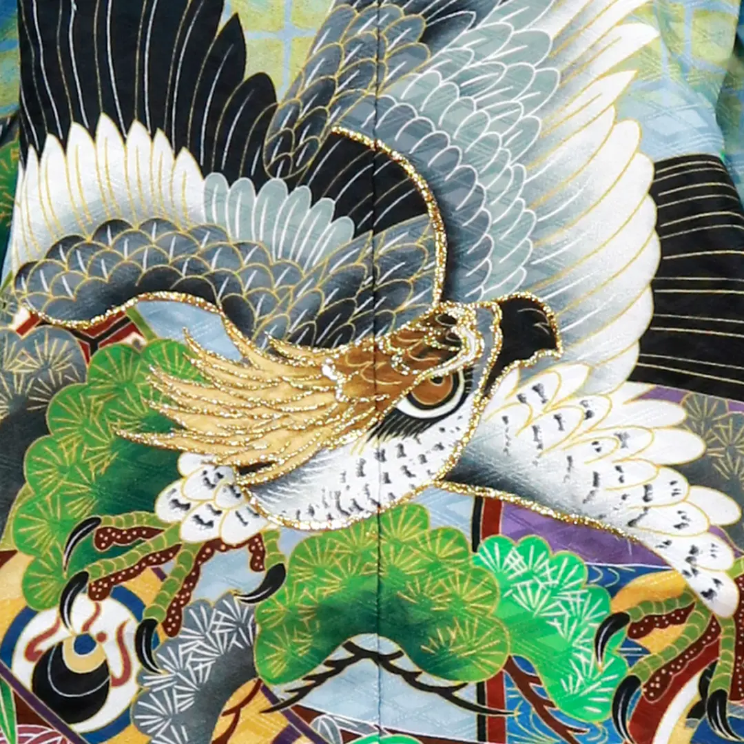 青地に鷹と屏風、黒縞の袴／小さめサイズ／七五三・五歳男の子・袴／背中の柄詳細