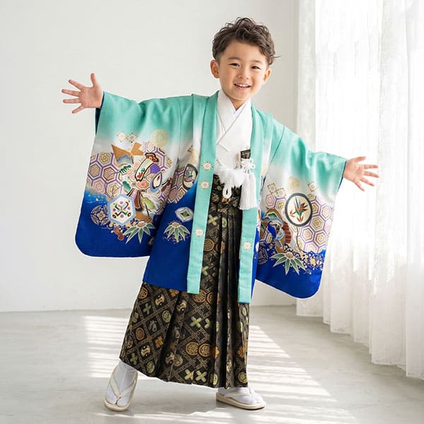 エメラルドグリーンに鷹と亀甲文様、黒の袴／小さめサイズ／七五三・五