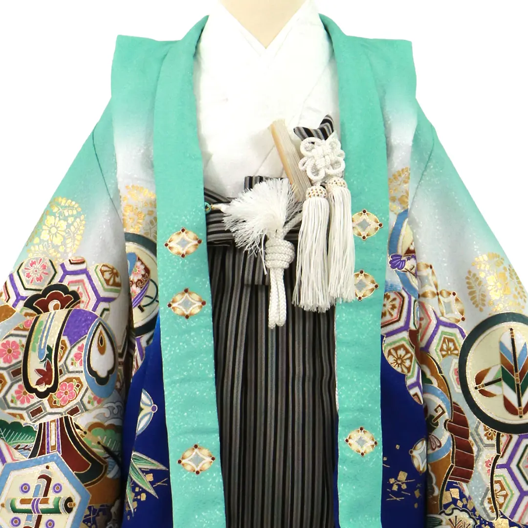 エメラルドグリーンに鷹と亀甲文様、黒縞の袴／小さめサイズ／七五三・五歳男の子・袴／衿元詳細
