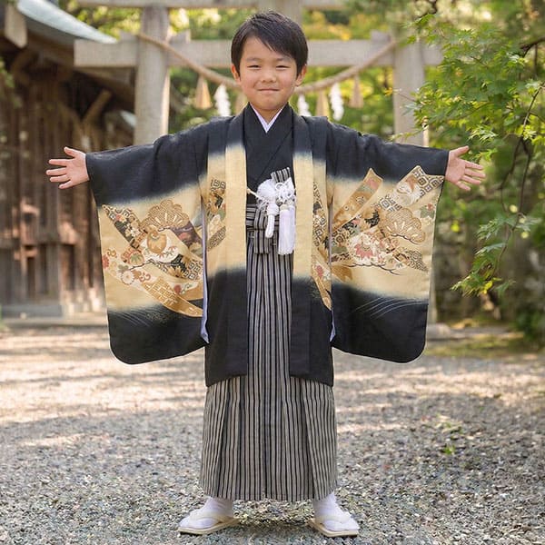 黒地に兜と金の束ね熨斗、黒縞の袴/七五三・五歳男の子・袴 | 宅配 黒地に兜と金の束ね熨斗、黒縞の袴/七五三・五歳男の子・袴 | 宅配