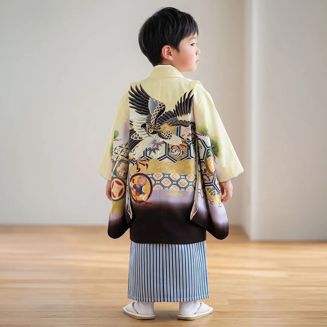 クリーム地に鷹と吉祥文、紺縞の袴／七五三・五歳男の子・袴／着用イメージ