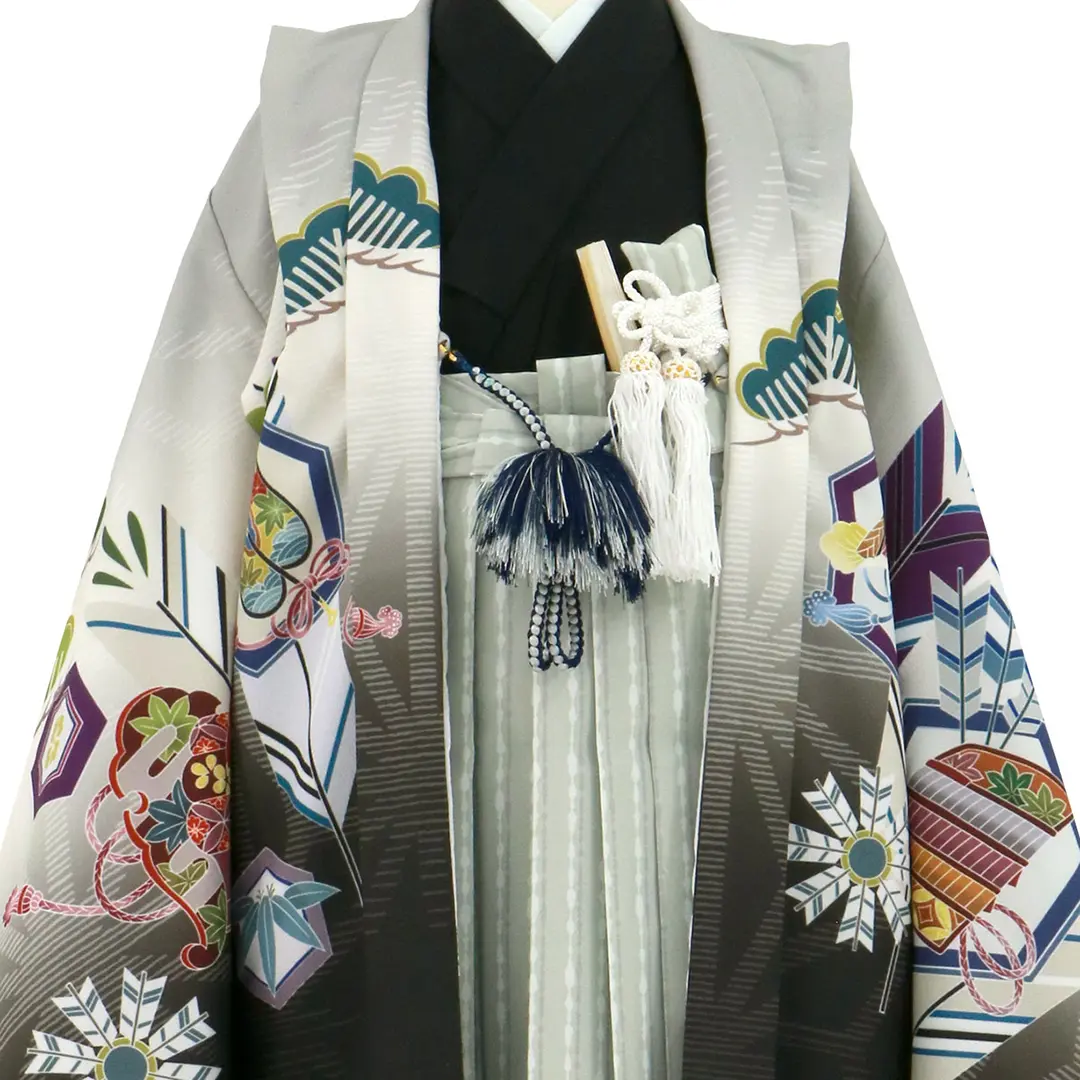 グレー地に兜と矢羽根、薄グレーの袴／小さめサイズ／七五三・五歳