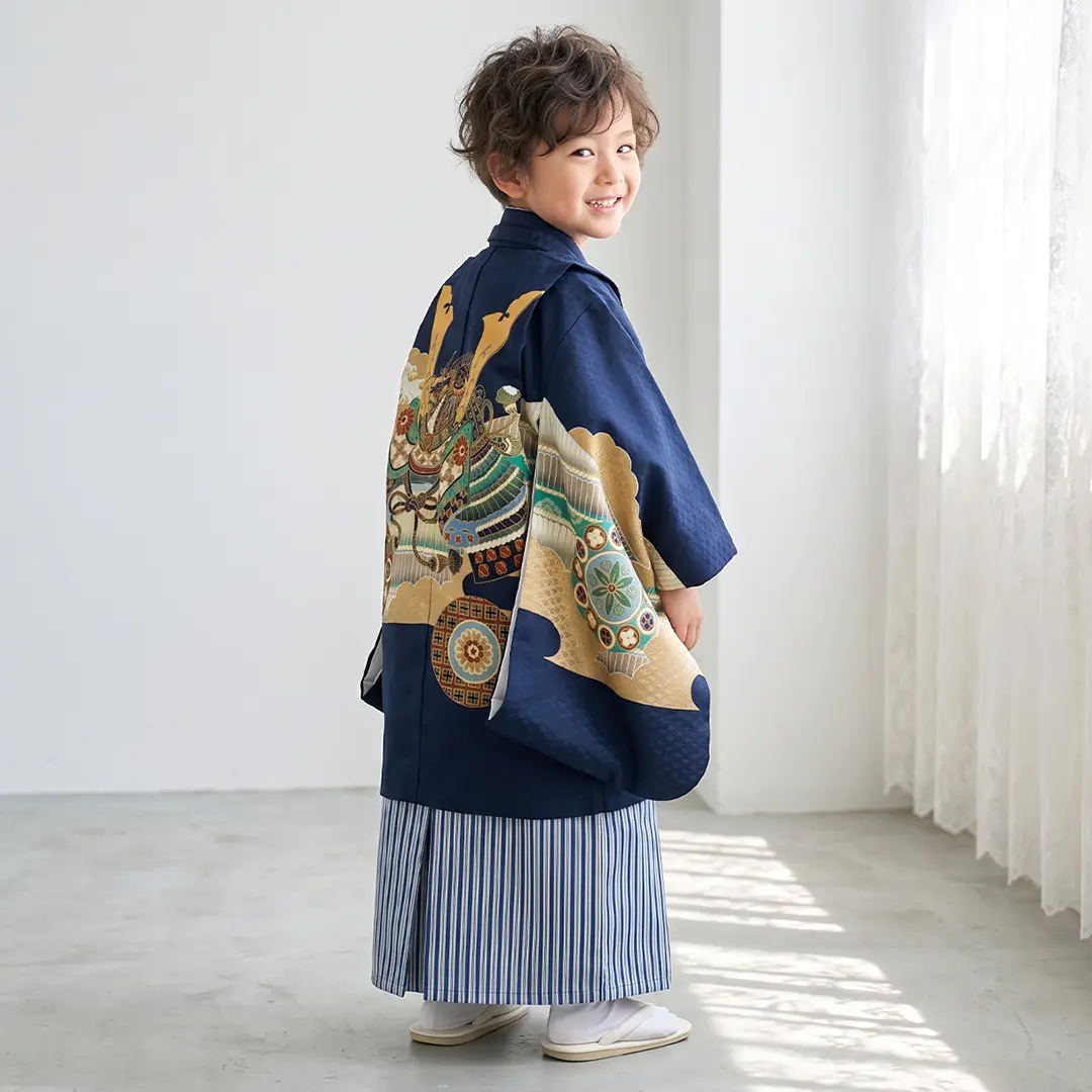 紺地に兜と丸紋、紺縞の袴／七五三・五歳男の子・袴／着用イメージ