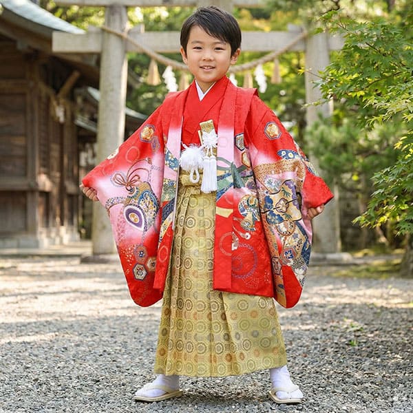 七五三・祝い着に ◇赤紫色系　鷹◇3歳男の子着物・羽織・袴セット6042【中古】 赤地に鷹や軍配、金襴の袴／七五三・五歳男の子・袴 | 宅配着物