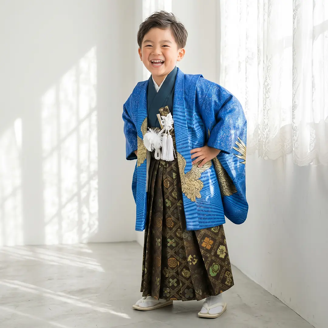 金箔の水色に七羽の鷹、黒の袴／小さめサイズ／七五三・五歳男の子・袴／着用イメージ