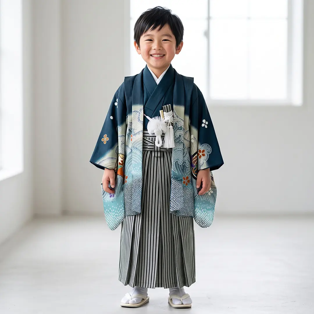 紺地に疋田の波と鷹、黒縞の袴／小さめサイズ／七五三・五歳男の子・袴／着用イメージ