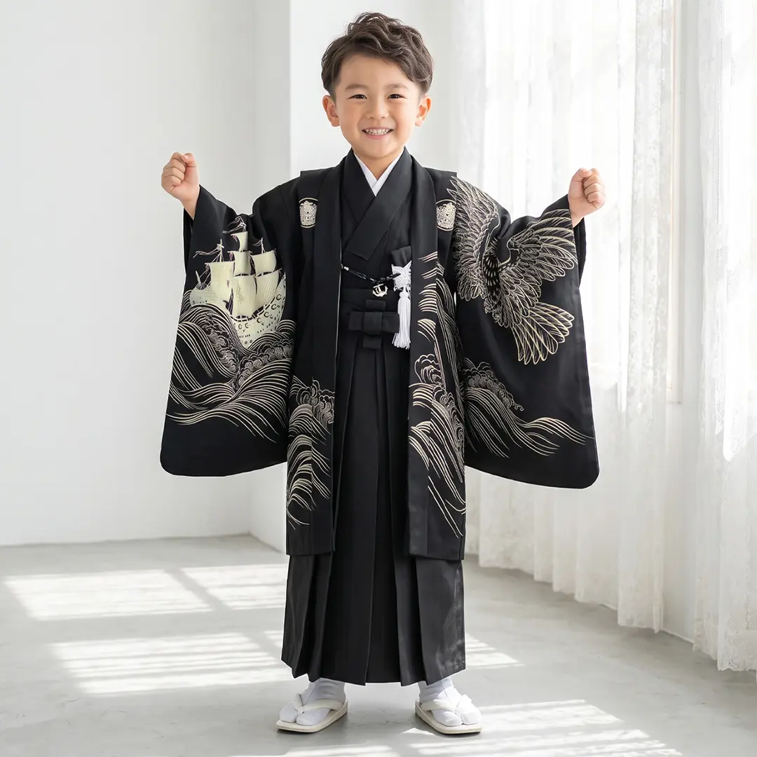 《九重》黒地に南蛮船と大波、黒の袴/小さめサイズ/七五三・五歳男の子・袴／着用イメージ
