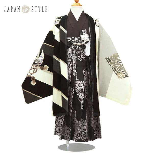 JAPAN STYLE》白地に縦縞と黒の斜め縞の片身替わりに鷹、竹の葉に薄茶