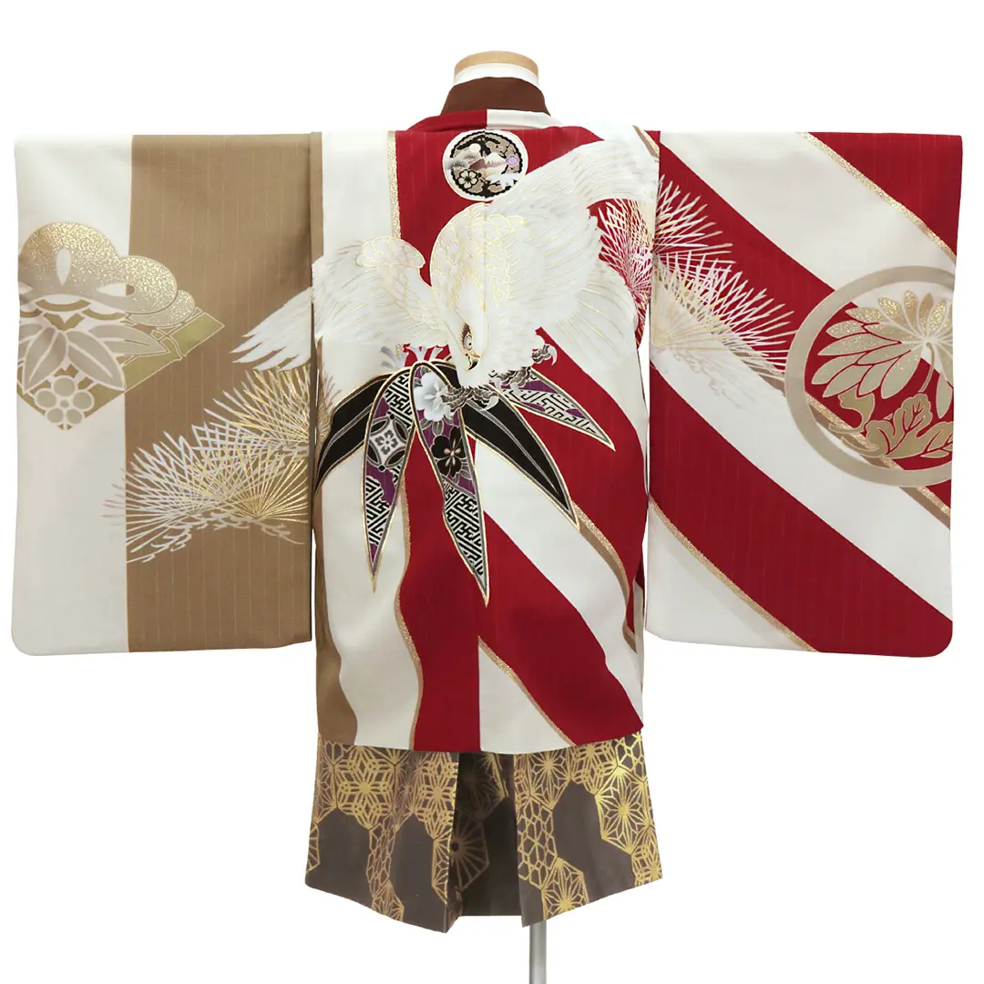《JAPAN STYLE》白地に縦縞と赤の斜め縞の片身替わりに鷹、竹の葉に薄茶色の袴／小さめサイズ／七五三・五歳男の子・袴／背中