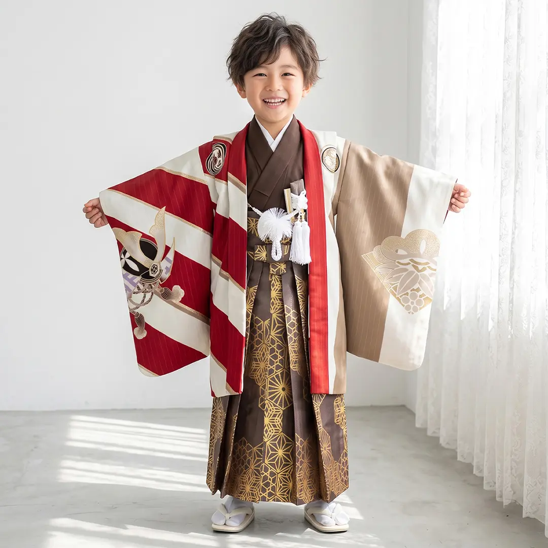 《JAPAN STYLE》白地に縦縞と赤の斜め縞の片身替わりに鷹、竹の葉に薄茶色の袴／小さめサイズ／七五三・五歳男の子・袴／着用イメージ
