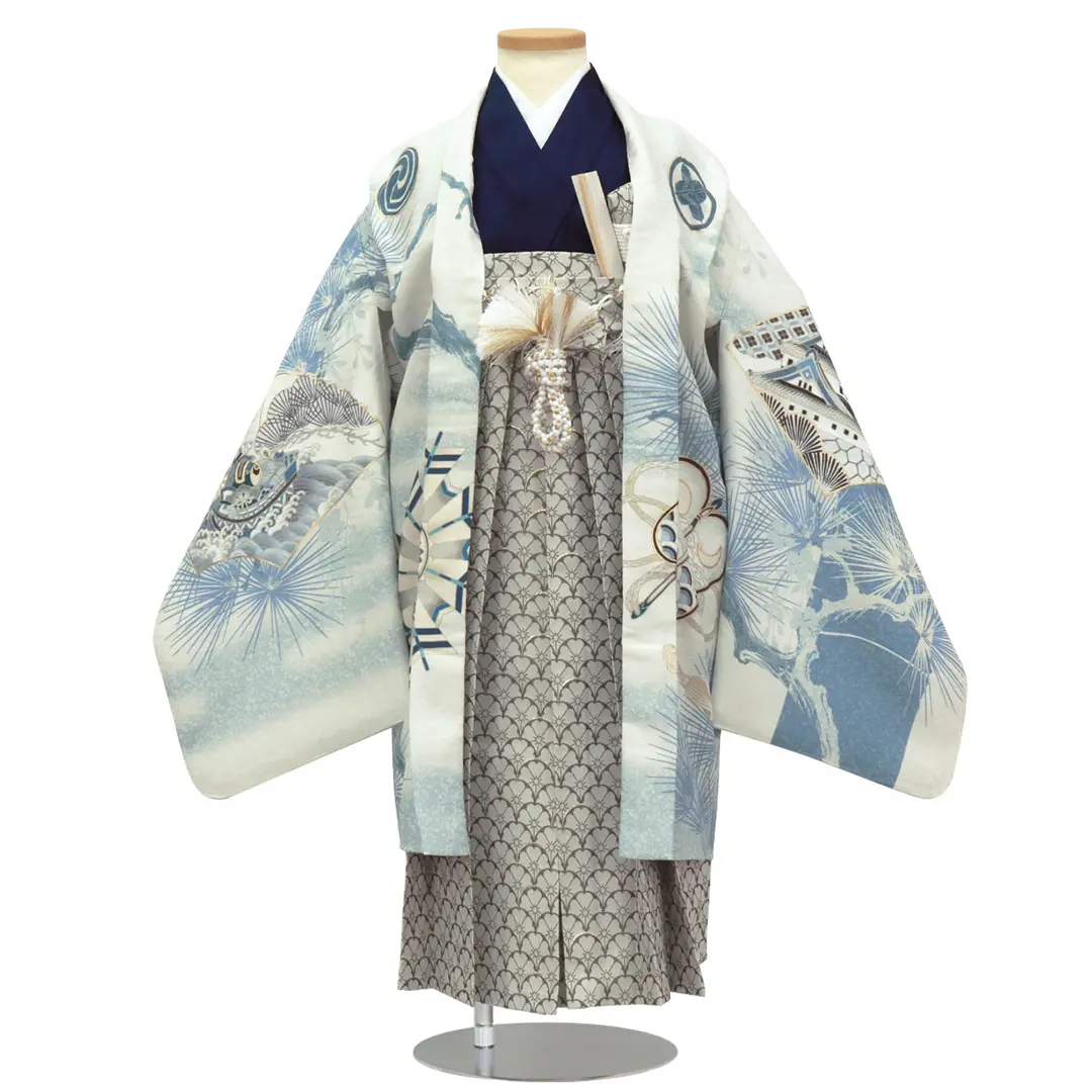 白地に兜と薄花色の松文様、白グレーの袴／小さめサイズ／七五三・五歳男の子・袴／正面