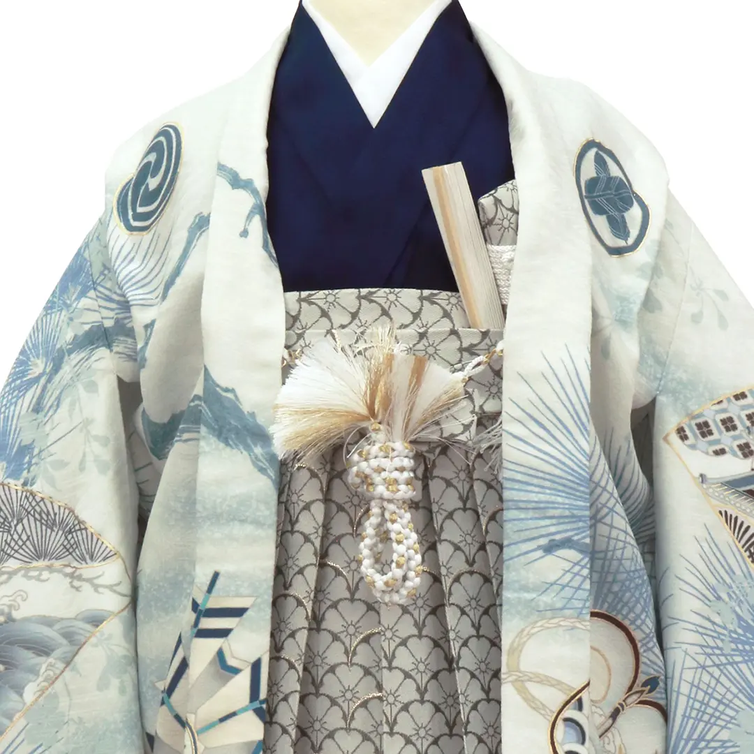 白地に兜と薄花色の松文様、白グレーの袴／小さめサイズ／七五三・五歳男の子・袴／衿元詳細
