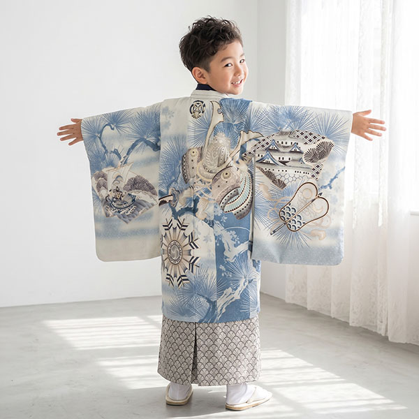 白地に兜と薄花色の松文様、白グレーの袴／小さめサイズ／七五三・五歳男の子・袴