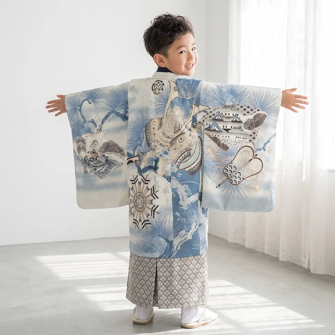 白地に兜と薄花色の松文様、白グレーの袴／小さめサイズ／七五三・五歳男の子・袴／着用イメージ