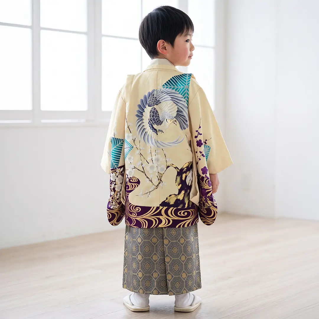 薄黄色地に白鷹と梅、藍鼠の袴／小さめサイズ／七五三・五歳男の子・袴／着用イメージ